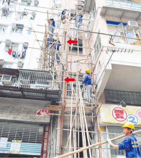 市建局昨午派出緊急維修組到現場搭起棚架,修葺有石屎柱爆裂(箭嘴示)的大廈外牆。(林錫禮攝)舊樓石屎柱爆裂,墜地散成20多塊各逾一公斤重的石屎塊。(林錫禮攝)在地舖地產公司工作的黃小姐說,9月時已察覺石屎柱有裂縫,曾聯絡市建局要求維修,但工程師到來視察後卻稱沒有即時危險,沒有跟進。(梁琬珊攝) 市建局昨午派出緊急維修組到現場搭起棚架,修葺有石屎柱爆裂(箭嘴示)的大廈外牆。(林錫禮攝)舊樓石屎柱爆裂,墜地散成20多塊各逾一公斤重的石屎塊。(林錫禮攝)在地舖地產公司工作的黃小姐說,9月時已察覺石屎柱有裂縫,曾聯絡市建局要求維修,但工程師到來視察後卻稱沒有即時危險,沒有跟進。(梁琬珊攝)