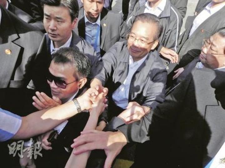 溫家寶與澳門居民座談,當局封鎖樓下的馬路,阻止車輛進入,但行人道維持開放。之後,溫總下樓與民眾握手。(李泉攝) 溫家寶與澳門居民座談,當局封鎖樓下的馬路,阻止車輛進入,但行人道維持開放。之後,溫總下樓與民眾握手。(李泉攝)