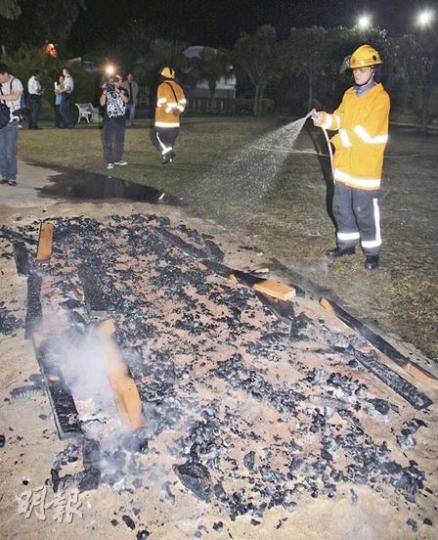 木炭路長約3米、闊約1.5米,消防員到場後向木炭射水降溫。(樊銳昌攝)關先生即場接受救護員包紮,他說事前已預計可能會燒傷,只是沒想到有這麼多人受傷,他稱自己的傷勢並無大礙。(樊銳昌攝) 木炭路長約3米、闊約1.5米,消防員到場後向木炭射水降溫。(樊銳昌攝)關先生即場接受救護員包紮,他說事前已預計可能會燒傷,只是沒想到有這麼多人受傷,他稱自己的傷勢並無大礙。(樊銳昌攝)