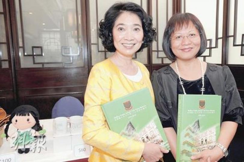 為慶祝庇理羅士女子中學創校120周年,該校特別出版「回憶錄」,圖為該校舊生基金會主席方黃吉雯(左)及校長何鳳屏(右)。(尹錦恩攝) 為慶祝庇理羅士女子中學創校120周年,該校特別出版「回憶錄」,圖為該校舊生基金會主席方黃吉雯(左)及校長何鳳屏(右)。(尹錦恩攝)