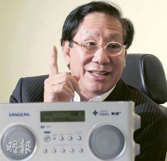 鄭經翰說,目前首要任務是令數碼收音機普及化,「雄濤目前做的市場計劃全是賣收音機,可能我將成為最大的收音機製造商、零售商」。(劉焌陶攝)(明報製圖) 鄭經翰說,目前首要任務是令數碼收音機普及化,「雄濤目前做的市場計劃全是賣收音機,可能我將成為最大的收音機製造商、零售商」。(劉焌陶攝)(明報製圖)