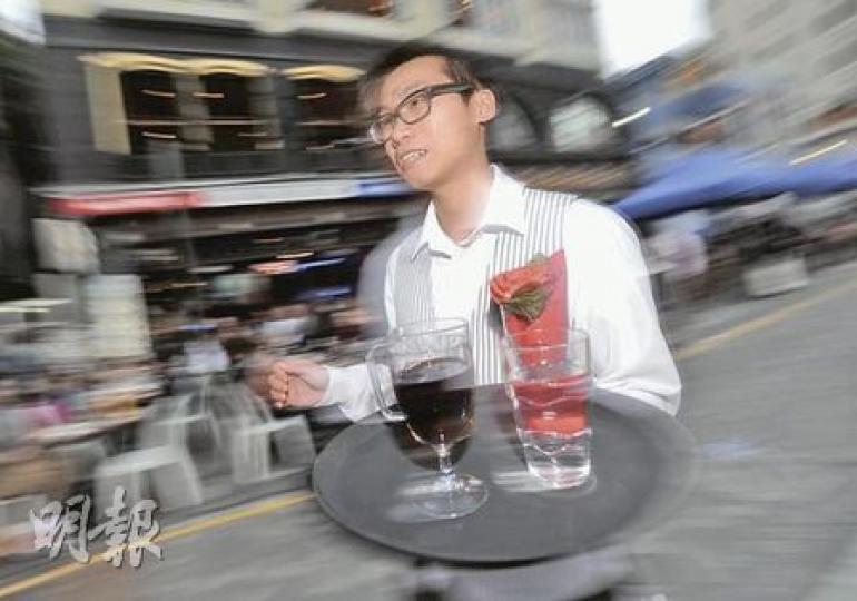 專業組「捧餐大王」吳詠豪雖是酒店服務員「初哥」,但憑着速度及平衡力贏得比賽,他坦言是因為「好彩」。(余俊亮攝)捧餐大賽的參賽者要越過障礙方可抵達終點,稍失平衡,就會將手上捧着的飲品傾倒一地。(余俊亮攝)穿上漂亮和服的參賽者雖然與「捧餐大王」無緣,但一樣可以憑奪目服飾獲得「最佳服飾獎」。(余俊亮攝) 專業組「捧餐大王」吳詠豪雖是酒店服務員「初哥」,但憑着速度及平衡力贏得比賽,他坦言是因為「好彩」。(余俊亮攝)捧餐大賽的參賽者要越過障礙方可抵達終點,稍失平衡,就會將手上捧着的飲品傾倒一地。(余俊亮攝)穿上漂亮和服的參賽者雖然與「捧餐大王」無緣,但一樣可以憑奪目服飾獲得「最佳服飾獎」。(余俊亮攝)