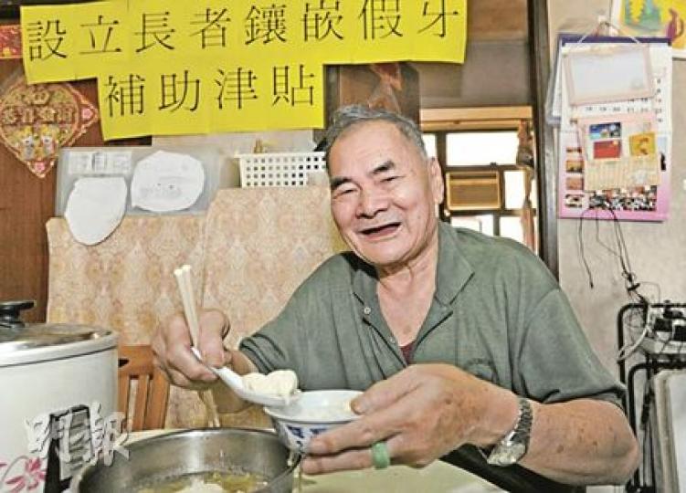 現時只能進食流質食物及碎肉的林伯，每頓飯的餸菜多為豆腐、蛋等，赴飲宴時更幾乎全部食物也「只能看，不能吃」。他期望政府能資助貧窮長者鑲牙，令他們不再食之無味。（尹錦恩攝）