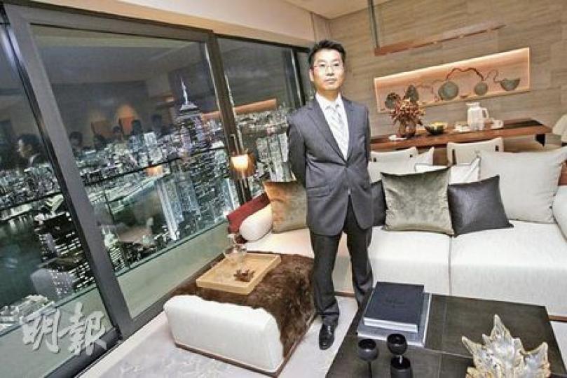 設於太古城中心的「蔚然」示範單位,面積1679方呎;圖為太古地產營業經理蔡佟。(林振東攝) 設於太古城中心的「蔚然」示範單位,面積1679方呎;圖為太古地產營業經理蔡佟。(林振東攝)