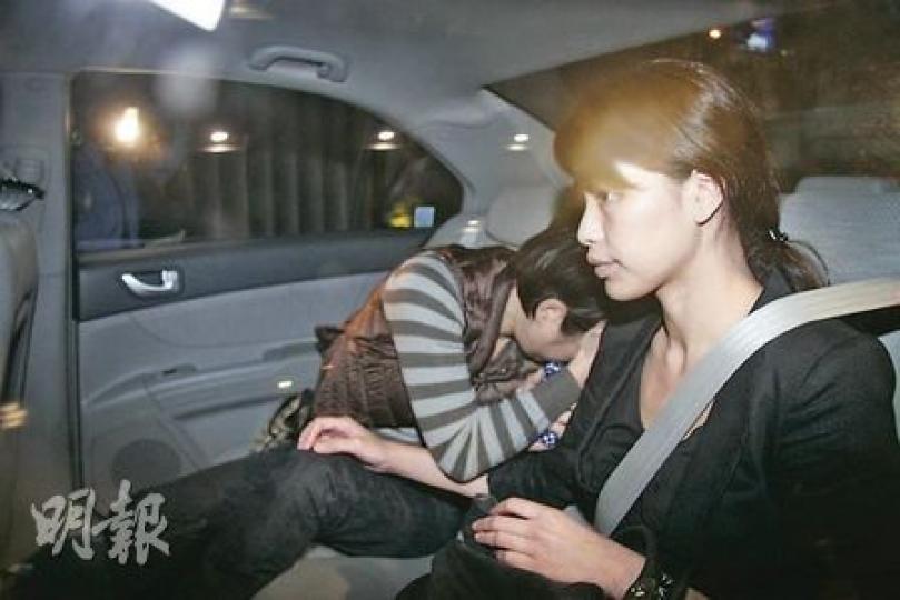 廉署職員晚10時許將一男一女帶返北角廉署總部,兩人見有記者拍攝時,自行用手掩臉逃避鏡頭,暫未知兩人是否與案有關。(曾立本攝) 廉署職員晚10時許將一男一女帶返北角廉署總部,兩人見有記者拍攝時,自行用手掩臉逃避鏡頭,暫未知兩人是否與案有關。(曾立本攝)