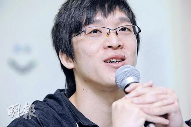 朱培鳴畢業後,一年來寄出求職信卻毫無回音,連串挫敗下封閉自己,在家中沉迷電玩成為「隱青」,幸好在互助小組打開心窗。他建議年輕人要主動求助,及早解決情緒問題。(何家達攝) 朱培鳴畢業後,一年來寄出求職信卻毫無回音,連串挫敗下封閉自己,在家中沉迷電玩成為「隱青」,幸好在互助小組打開心窗。他建議年輕人要主動求助,及早解決情緒問題。(何家達攝)
