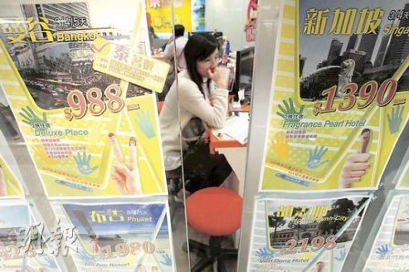 雖然今年聖誕節的團費加價11.1%至108.4%不等,但無損港人外遊意欲,有旅行社表示迄今報團人數已較去年同期增加3%,相信今年聖誕整體客量將有一至兩成增長。(何家達攝) 雖然今年聖誕節的團費加價11.1%至108.4%不等,但無損港人外遊意欲,有旅行社表示迄今報團人數已較去年同期增加3%,相信今年聖誕整體客量將有一至兩成增長。(何家達攝)