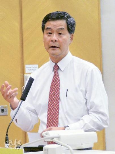 英皇校友兼行政會議召集人梁振英在出席教院活動後表示,對於母校或會被迫縮班感到心痛,但表示會爭取時間,與教育局探討把母校轉做「平民化」直資學校的可行性。(鄭穎瑩攝) 英皇校友兼行政會議召集人梁振英在出席教院活動後表示,對於母校或會被迫縮班感到心痛,但表示會爭取時間,與教育局探討把母校轉做「平民化」直資學校的可行性。(鄭穎瑩攝)