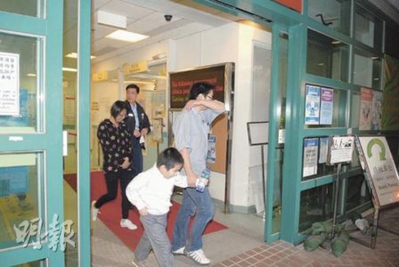 4個月大女嬰送院搶救後不治,其父母及兄長被警方帶走協助調查,母親離開醫院時滿臉淚痕。(曾立本攝) 4個月大女嬰送院搶救後不治,其父母及兄長被警方帶走協助調查,母親離開醫院時滿臉淚痕。(曾立本攝)
