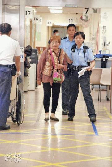 一名涉案的金髮老婦需送院檢驗,事後登上警車返署協助調查。(屈俊樂攝)涉案女子在毆鬥中受傷,送仁濟醫院治理後,被警員帶返警署調查。(屈俊樂攝) 一名涉案的金髮老婦需送院檢驗,事後登上警車返署協助調查。(屈俊樂攝)涉案女子在毆鬥中受傷,送仁濟醫院治理後,被警員帶返警署調查。(屈俊樂攝)