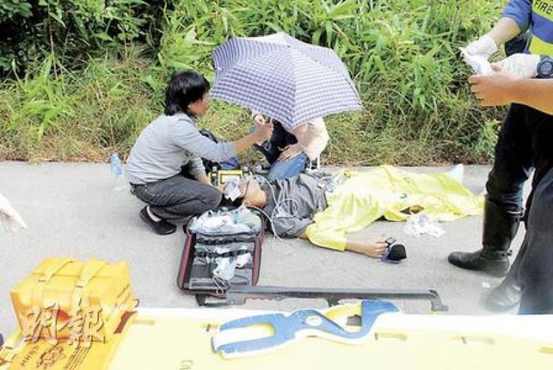 中學生在香港仔水塘參加越野跑錦標賽時跌倒昏迷,熱心女途人路經現場,張傘為傷者擋曬。(何朝財攝)學界體育聯會昨於香港仔水塘舉行校際越野跑比賽,會方表示有超過500學生參賽。(何朝財攝) 中學生在香港仔水塘參加越野跑錦標賽時跌倒昏迷,熱心女途人路經現場,張傘為傷者擋曬。(何朝財攝)學界體育聯會昨於香港仔水塘舉行校際越野跑比賽,會方表示有超過500學生參賽。(何朝財攝)