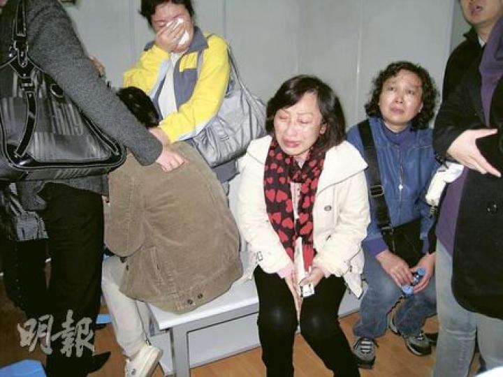 昨日再有一批火災死者的DNA鑑定結果出來,確認死者家屬痛哭流涕。(明報記者攝)本報記者將一塊現場撿到的材料點燃,發現在燃燒、熄滅過程中,均產生大量濃煙。(明報記者攝) 昨日再有一批火災死者的DNA鑑定結果出來,確認死者家屬痛哭流涕。(明報記者攝)本報記者將一塊現場撿到的材料點燃,發現在燃燒、熄滅過程中,均產生大量濃煙。(明報記者攝)