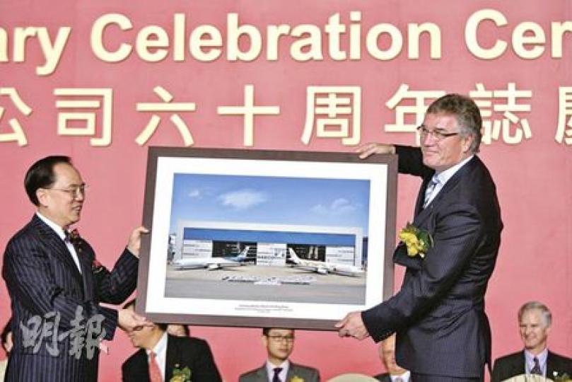 特首曾蔭權(左)出席港機工程60周年活動,獲港機主席白紀圖(右)贈送紀念品。曾蔭權表示,明年上半年會公開諮詢如何興建機場第三跑道。(郭慶輝攝)港機工程慶60周年,而國泰航空的航機一直交由港機維修,是長期合作伙伴。港機昨日特別致送紀念品給國泰,寓意合作無間。(郭慶輝攝) 特首曾蔭權(左)出席港機工程60周年活動,獲港機主席白紀圖(右)贈送紀念品。曾蔭權表示,明年上半年會公開諮詢如何興建機場第三跑道。(郭慶輝攝)港機工程慶60周年,而國泰航空的航機一直交由港機維修,是長期合作伙伴。港機昨日特別致送紀念品給國泰,寓意合作無間。(郭慶輝攝)