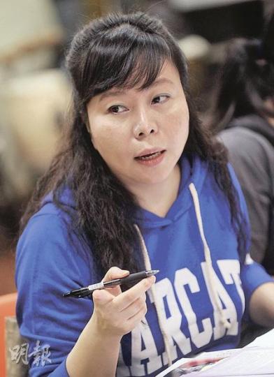 兒子就讀於李國寶中學新高中二年級的劉太指出,直資學校學費愈加愈多,「一個小朋友讀直資可以勉強應付,兩個的話真的負擔很重」,建議學校加費時必須有理據,否則只會令家長百上加斤。(余俊亮攝) 兒子就讀於李國寶中學新高中二年級的劉太指出,直資學校學費愈加愈多,「一個小朋友讀直資可以勉強應付,兩個的話真的負擔很重」,建議學校加費時必須有理據,否則只會令家長百上加斤。(余俊亮攝)