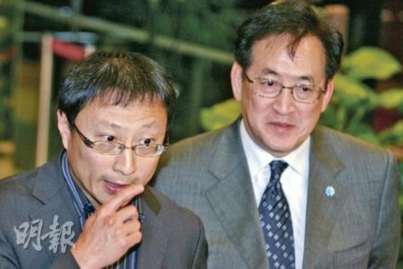 本港昨確診7年來首宗人類感染H5N1禽流感個案,食物及衛生局長周一嶽(右)及衛生防護中心總監曾浩輝(左)表示,該女患者發病前一周曾到訪上海等地,初步懷疑是外地傳入個案。(郭慶輝攝) 本港昨確診7年來首宗人類感染H5N1禽流感個案,食物及衛生局長周一嶽(右)及衛生防護中心總監曾浩輝(左)表示,該女患者發病前一周曾到訪上海等地,初步懷疑是外地傳入個案。(郭慶輝攝)