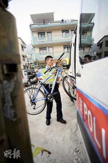 警員事後檢走肇事單車調查。(樊銳昌攝)不少騎單車人士到大美督長命斜,都被警員勸喻下車推上山。(樊銳昌攝) 警員事後檢走肇事單車調查。(樊銳昌攝)不少騎單車人士到大美督長命斜,都被警員勸喻下車推上山。(樊銳昌攝)