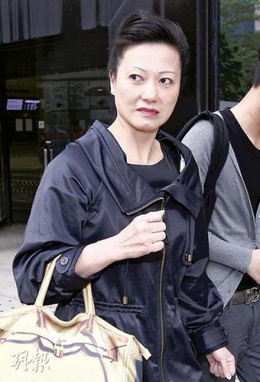 老海員陳濤的侄媳李妙芳(圖)昨日被質疑,他們一家於2005年底早已知悉被告是陳的養子,故即使被告一直佔用陳的兩物業,他們亦沒有報警。(李紹昌攝) 老海員陳濤的侄媳李妙芳(圖)昨日被質疑,他們一家於2005年底早已知悉被告是陳的養子,故即使被告一直佔用陳的兩物業,他們亦沒有報警。(李紹昌攝)
