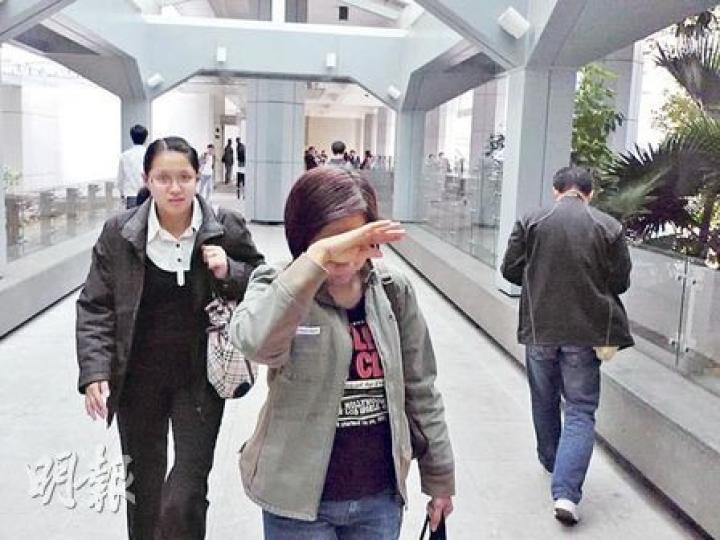 辯方證人學生家長陳潔心(左)及李淑蘭(前)大讚被告性格堅強,愛護別人的兒女。陳潔心得知事件後,主動走到法院向辯方律師要求出庭,力證被告人格。(何偉畧攝) 辯方證人學生家長陳潔心(左)及李淑蘭(前)大讚被告性格堅強,愛護別人的兒女。陳潔心得知事件後,主動走到法院向辯方律師要求出庭,力證被告人格。(何偉畧攝)
