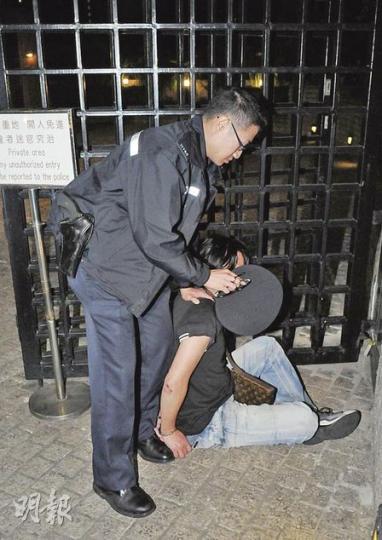 打傷的士司機及警員的醉漢,事後被制服在地上,拘捕帶署。(蔡方山攝)無故被醉漢指兜路而打傷的士司機,事後將的士駛走。(蔡方山攝) 打傷的士司機及警員的醉漢,事後被制服在地上,拘捕帶署。(蔡方山攝)無故被醉漢指兜路而打傷的士司機,事後將的士駛走。(蔡方山攝)
