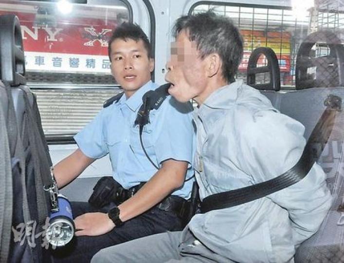 見義勇為的晨運老翁,頭、臉被打傷,經救護員即場敷治後再送院治理。(蔡方山攝) 見義勇為的晨運老翁,頭、臉被打傷,經救護員即場敷治後再送院治理。(蔡方山攝)