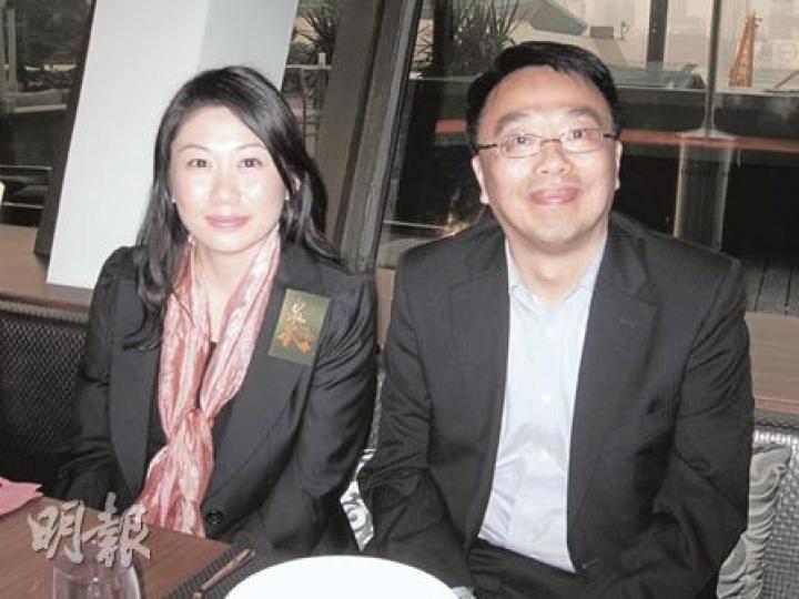 新地代理執行董事周國賢(右)指出,若港府再出招令熾熱樓市可以軟着陸,集團表示歡迎。旁邊的新地代理項目聯絡經理劉家敏表示,洪水橋新盤「泉薈」的樓書,日內會正式向外發放。(林可為攝) 新地代理執行董事周國賢(右)指出,若港府再出招令熾熱樓市可以軟着陸,集團表示歡迎。旁邊的新地代理項目聯絡經理劉家敏表示,洪水橋新盤「泉薈」的樓書,日內會正式向外發放。(林可為攝)