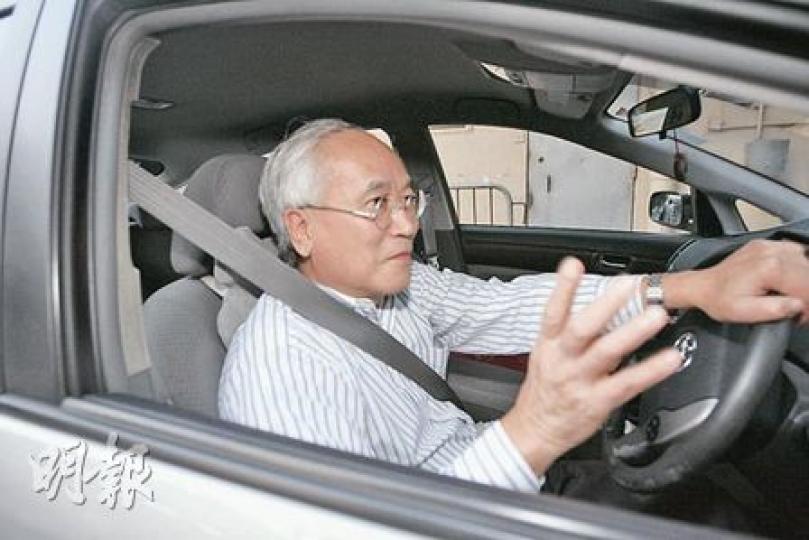 港區全國人大代表、中大中醫中藥研究所所長梁秉中建議內地為受毒奶粉影響兒童作全面檢查,並以醫學實驗證明後遺症是否存在。圖為梁秉中昨日出席人代會議後駕車離開。(郭慶輝攝) 港區全國人大代表、中大中醫中藥研究所所長梁秉中建議內地為受毒奶粉影響兒童作全面檢查,並以醫學實驗證明後遺症是否存在。圖為梁秉中昨日出席人代會議後駕車離開。(郭慶輝攝)