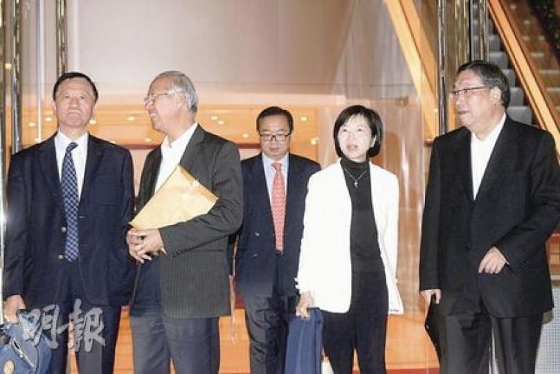 港區全國人大代表昨到中聯辦開會,雖然會議沒有與趙連海相關的議程,但他們在「其他事項」上亦有討論事件。右二為發起人代聯署信的羅范椒芬。(郭慶輝攝) 港區全國人大代表昨到中聯辦開會,雖然會議沒有與趙連海相關的議程,但他們在「其他事項」上亦有討論事件。右二為發起人代聯署信的羅范椒芬。(郭慶輝攝)