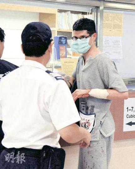 遇劫的瑞士籍男戶主任職銀行家,他反抗時遭賊匪用刀斬傷左臂,衣物亦沾有血漬,事後送院治理。(蔡方山攝)警方昨日派員到柯士甸山道8號現場,調查凌晨發生的持刀入屋劫案。(林錫禮攝)劫案中一名女事主由救護車送往瑪麗醫院治理。(蔡方山攝) 遇劫的瑞士籍男戶主任職銀行家,他反抗時遭賊匪用刀斬傷左臂,衣物亦沾有血漬,事後送院治理。(蔡方山攝)警方昨日派員到柯士甸山道8號現場,調查凌晨發生的持刀入屋劫案。(林錫禮攝)劫案中一名女事主由救護車送往瑪麗醫院治理。(蔡方山攝)