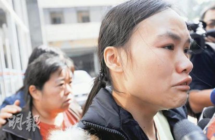 被香港貨車捲走分屍嬰兒的母親（右）及男嬰祖母（左）對肇事貨車司機在庭上否認直接故意殺人罪名感憤怒。（朱永倫攝）