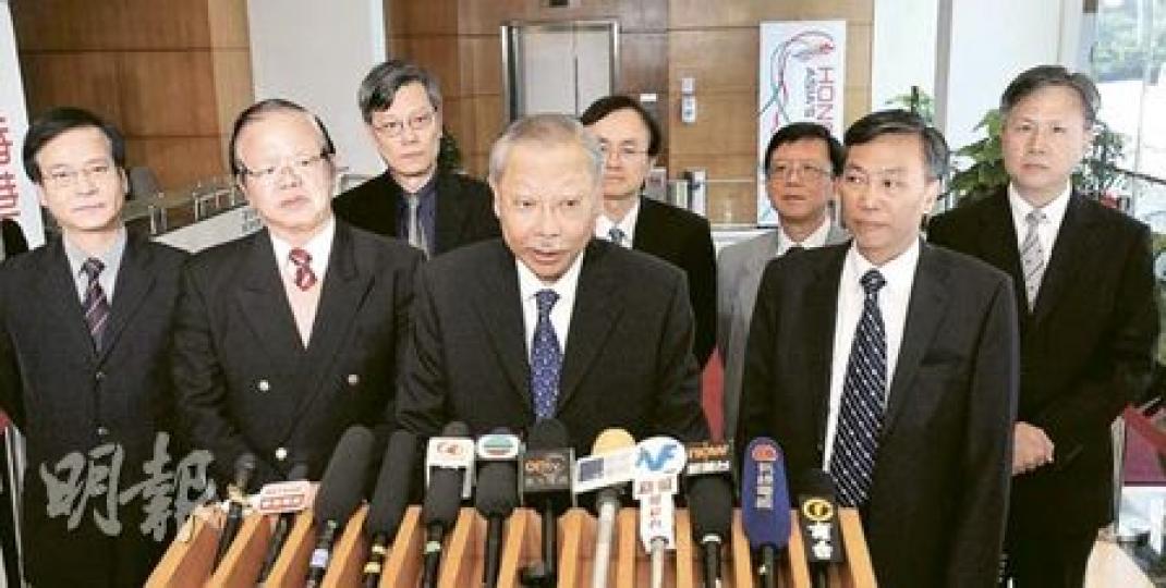 教育局長孫明揚(中)昨日正式公布推出「升級版」自願優化班級結構計劃,呼籲學校「犧牲小我,完成大我」自願減班。(余俊亮攝) 教育局長孫明揚(中)昨日正式公布推出「升級版」自願優化班級結構計劃,呼籲學校「犧牲小我,完成大我」自願減班。(余俊亮攝)