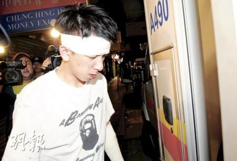 被強搶iPhone 4手機的男事主抗賊不果，遭兩名南亞裔賊人圍毆受傷，及後由女友陪同入院接受治療。（蔡方山攝）