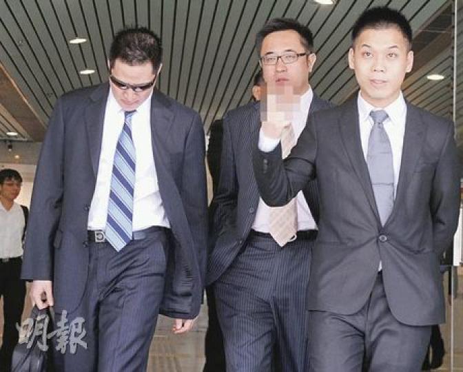 同報稱商人的加拿大籍曾加威（右）及美籍Jonathan Shen（左）涉嫌管理賭場罪受審，離開法院時曾某向記者舉起不文手勢。曾加威是「亞洲撲克公開賽」創辦人，今年4月更贏得該賽冠軍。（劉焌陶攝）