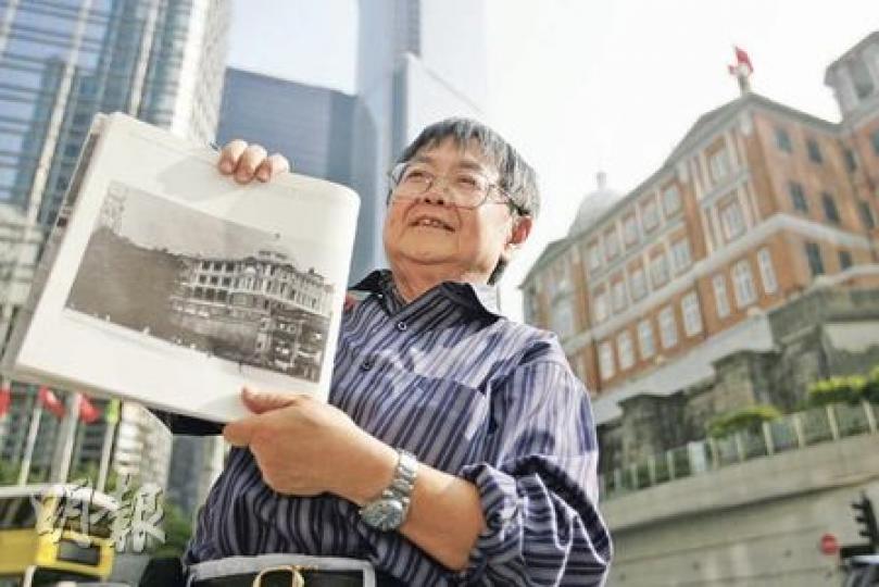 丁新豹翻開舊照片,指現時終審法院的所在地,前身是莊士敦爵士興建的首間屋,其後幾經轉手,成為前法國外方傳道會大樓。(郭慶輝攝) 丁新豹翻開舊照片,指現時終審法院的所在地,前身是莊士敦爵士興建的首間屋,其後幾經轉手,成為前法國外方傳道會大樓。(郭慶輝攝)