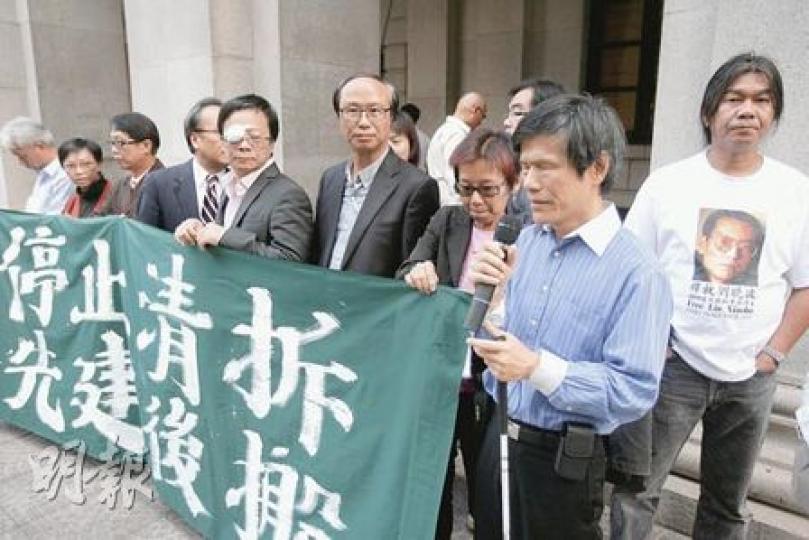 政府今日再到菜園村收地,多名民主派議員、學者等昨要求政府應讓居民先建後搬,今日會派員到菜園村監察收地手法。(郭慶輝攝) 政府今日再到菜園村收地,多名民主派議員、學者等昨要求政府應讓居民先建後搬,今日會派員到菜園村監察收地手法。(郭慶輝攝)