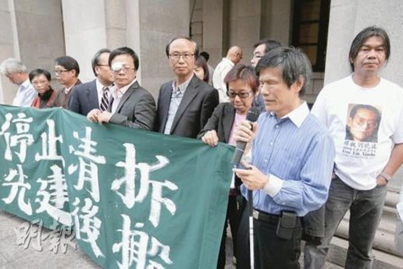 政府今日再到菜園村收地，多名民主派議員、學者等昨要求政府應讓居民先建後搬，今日會派員到菜園村監察收地手法。（郭慶輝攝）