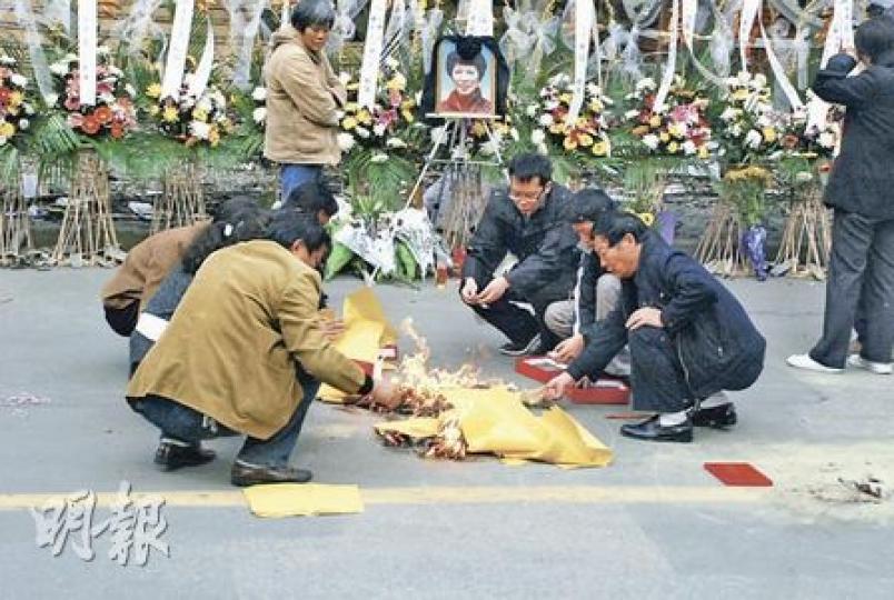 明天是火災死者的「頭七」，昨日再有家屬到火災現場路祭。（林迎攝）