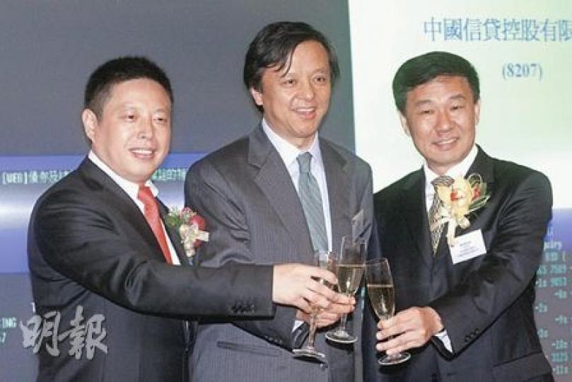 身家暴漲嘅張志熔(左一)昨日喺交易所滿場飛,心情靚絕。中為港交所行政總裁李小加。(李紹昌攝) 身家暴漲嘅張志熔(左一)昨日喺交易所滿場飛,心情靚絕。中為港交所行政總裁李小加。(李紹昌攝)