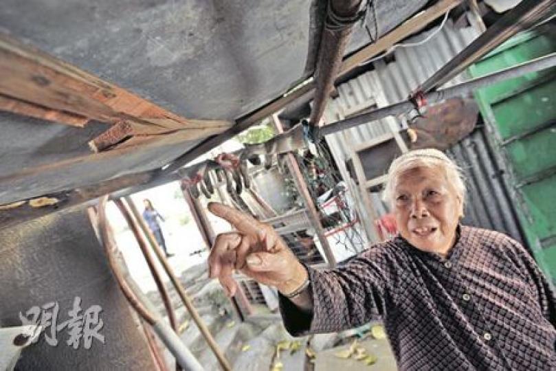 居於流浮山村口的林婆婆表示，地震後屋前鋅鐵簷篷的支撐木板斷裂。（葉漢華攝）