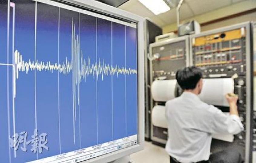 天文台昨錄得黎克特制2.8級地震(圖中屏幕),震中位於深圳后海灣,天文台接獲本港廣泛地區逾100宗市民報告。(余俊亮攝)天文台昨午2時42分在后海灣錄得2.8級地震,震中附近的流浮山對出海面,及西部通道大橋未見異樣。(葉漢華攝) 天文台昨錄得黎克特制2.8級地震(圖中屏幕),震中位於深圳后海灣,天文台接獲本港廣泛地區逾100宗市民報告。(余俊亮攝)天文台昨午2時42分在后海灣錄得2.8級地震,震中附近的流浮山對出海面,及西部通道大橋未見異樣。(葉漢華攝)