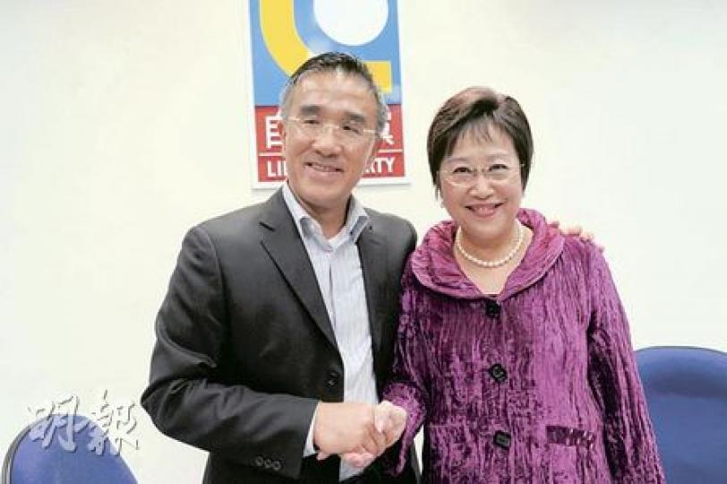 加入自由黨兩年半的常委田北辰(左)昨日宣布退黨,他與黨主席劉健儀(右)多次強調今次是和平分手,劉更說﹕「離婚也可以再結婚。」(尹錦恩攝) 加入自由黨兩年半的常委田北辰(左)昨日宣布退黨,他與黨主席劉健儀(右)多次強調今次是和平分手,劉更說﹕「離婚也可以再結婚。」(尹錦恩攝)