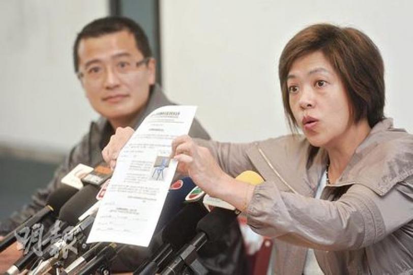 真道書院家長會2008年主席黃群英(右)指出,當年四川地震發生後,家長會有就「捐膠椅」發出通告,但當年未知實際需要,故未有列明餘款用途。09年主席陳彥強(左)則表示,學校並無「落格」,家長會只是等機會再運用捐款。(尹錦恩攝) 真道書院家長會2008年主席黃群英(右)指出,當年四川地震發生後,家長會有就「捐膠椅」發出通告,但當年未知實際需要,故未有列明餘款用途。09年主席陳彥強(左)則表示,學校並無「落格」,家長會只是等機會再運用捐款。(尹錦恩攝)