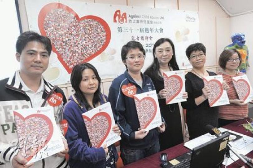 防止虐待兒童會總幹事雷張慎佳(右三)表示,近5年新移民父母求助個案數字極大,值得政府反思。(尹錦恩攝)
防止虐待兒童會總幹事雷張慎佳(右三)表示,近5年新移民父母求助個案數字極大,值得政府反思。(尹錦恩攝)