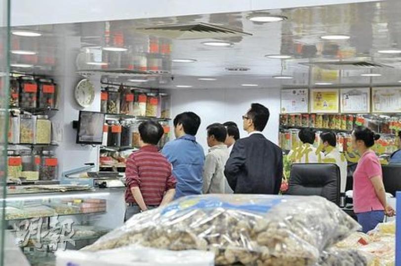 海味舖被賊人撬閘潛入,掠走60萬參茸海味,圖為探員及店舖負責人翻看閉路電視錄影帶。(林錫禮攝) 海味舖被賊人撬閘潛入,掠走60萬參茸海味,圖為探員及店舖負責人翻看閉路電視錄影帶。(林錫禮攝)