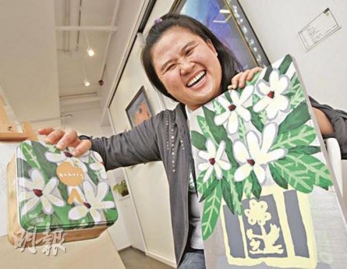 自閉症的陳詩敏(敏敏)特別愛畫花,她的其中一幅作品(右)獲選中,印在曲奇罐上(左),開心得笑不攏嘴。(李紹昌攝)由弱能及自閉人士親手參與焗製的麵包美味可口,別具意義。(李紹昌攝) 自閉症的陳詩敏(敏敏)特別愛畫花,她的其中一幅作品(右)獲選中,印在曲奇罐上(左),開心得笑不攏嘴。(李紹昌攝)由弱能及自閉人士親手參與焗製的麵包美味可口,別具意義。(李紹昌攝)