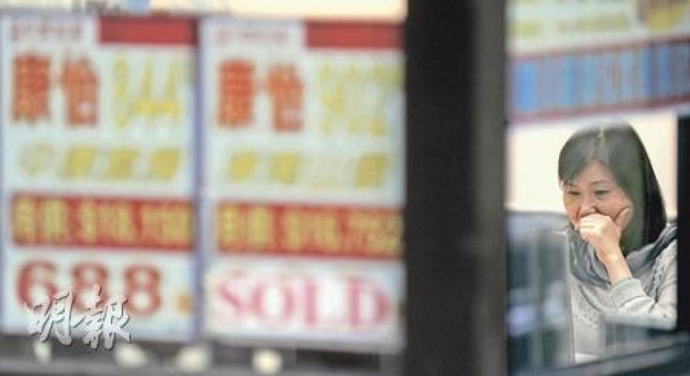 政府重招打擊炒樓活動後,樓宇成交量受挫,亦有持貨人減價出售,在鰂魚涌區的地產代理昨日眉頭深鎖。(余俊亮攝) 政府重招打擊炒樓活動後,樓宇成交量受挫,亦有持貨人減價出售,在鰂魚涌區的地產代理昨日眉頭深鎖。(余俊亮攝)