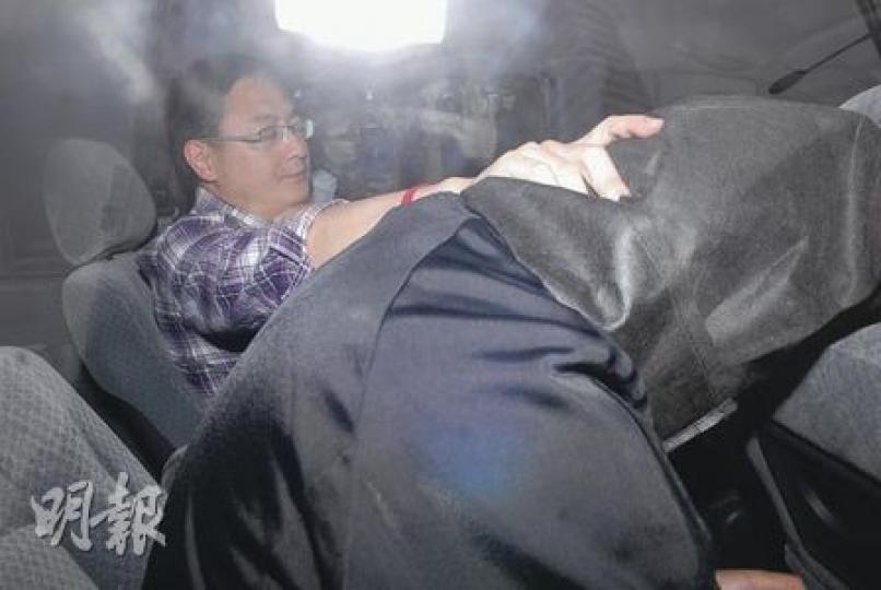 以黑布蒙頭的新義安頭目「細B」,昨午被押回警察總部扣查,其間探員把其頭部向下壓低。(梁琬珊攝)警方檢獲的大批名表包括江詩丹頓、勞力士和Frank Muller等,部分鑲滿碎鑽。(梁琬珊攝) 以黑布蒙頭的新義安頭目「細B」,昨午被押回警察總部扣查,其間探員把其頭部向下壓低。(梁琬珊攝)警方檢獲的大批名表包括江詩丹頓、勞力士和Frank Muller等,部分鑲滿碎鑽。(梁琬珊攝)