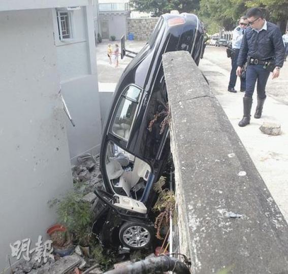 前日才在運輸署登記、車價逾300萬元的賓利房車,落地不足一天,昨早便在飛鵝山撞穿圍牆,飛墜直插一間別墅後門地面,車頭盡毁。(劉友光攝)拖車公司到場把失事賓利房車吊回地面,有外籍住客走出拍照留念。(梁琬珊攝) 前日才在運輸署登記、車價逾300萬元的賓利房車,落地不足一天,昨早便在飛鵝山撞穿圍牆,飛墜直插一間別墅後門地面,車頭盡毁。(劉友光攝)拖車公司到場把失事賓利房車吊回地面,有外籍住客走出拍照留念。(梁琬珊攝)