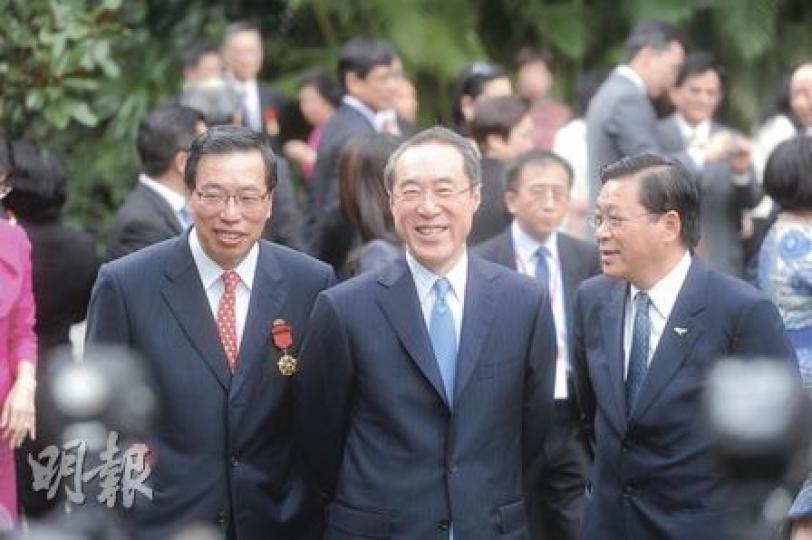 授勳典禮結束後,政務司長唐英年(中)祝賀獲頒金紫荊勳章的梁君彥(左),並與林健鋒(右)合照,造就3名前自由黨員合照的「難得」場面。(尹錦恩攝) 授勳典禮結束後,政務司長唐英年(中)祝賀獲頒金紫荊勳章的梁君彥(左),並與林健鋒(右)合照,造就3名前自由黨員合照的「難得」場面。(尹錦恩攝)