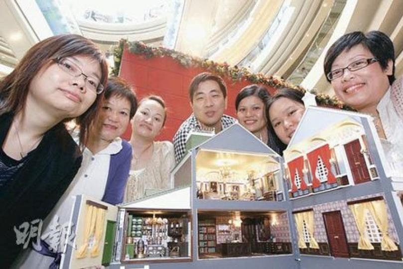 本港一班藝術家花了兩個月,為《借東西的小矮人亞莉亞蒂》製作多個場景的模型,利用創意指甲油樽變花樽、汽水蓋變水果吊籃,打造一件件微型藝術展品。(李紹昌攝) 本港一班藝術家花了兩個月,為《借東西的小矮人亞莉亞蒂》製作多個場景的模型,利用創意指甲油樽變花樽、汽水蓋變水果吊籃,打造一件件微型藝術展品。(李紹昌攝)