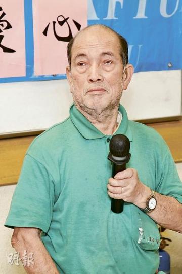 72歲的許伯為了「慳錢」,隔日會由油塘住處步行到牛頭角探望逾90歲、入住老人院的母親,最遠曾步行到尖沙嘴參與活動。他慨嘆自己綜援金少,又要養妻活兒,不得不省吃儉用。(陳智良攝) 72歲的許伯為了「慳錢」,隔日會由油塘住處步行到牛頭角探望逾90歲、入住老人院的母親,最遠曾步行到尖沙嘴參與活動。他慨嘆自己綜援金少,又要養妻活兒,不得不省吃儉用。(陳智良攝)